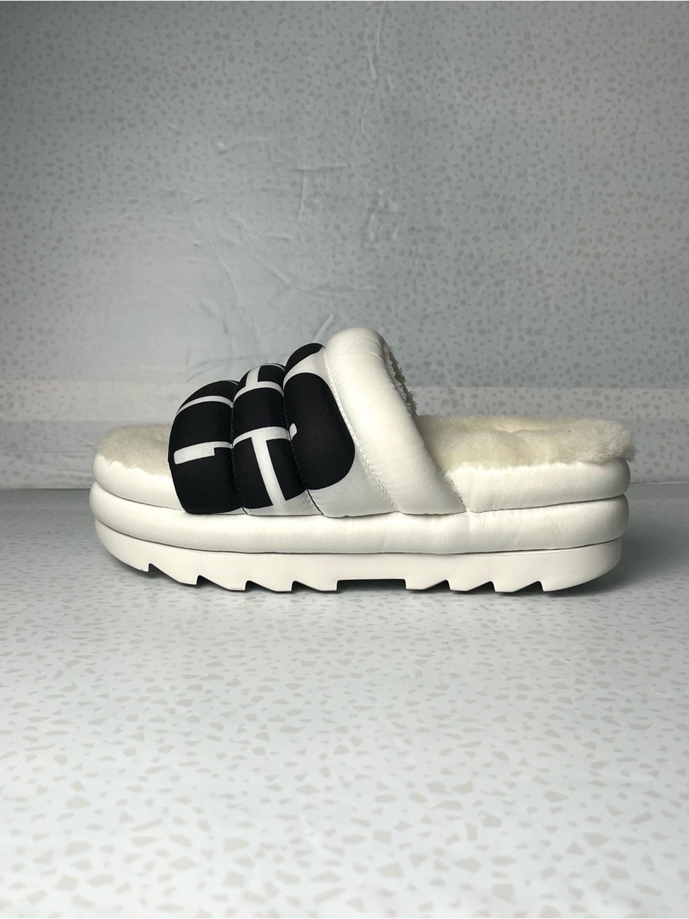 UGG Maxi Logo Slide Size 8